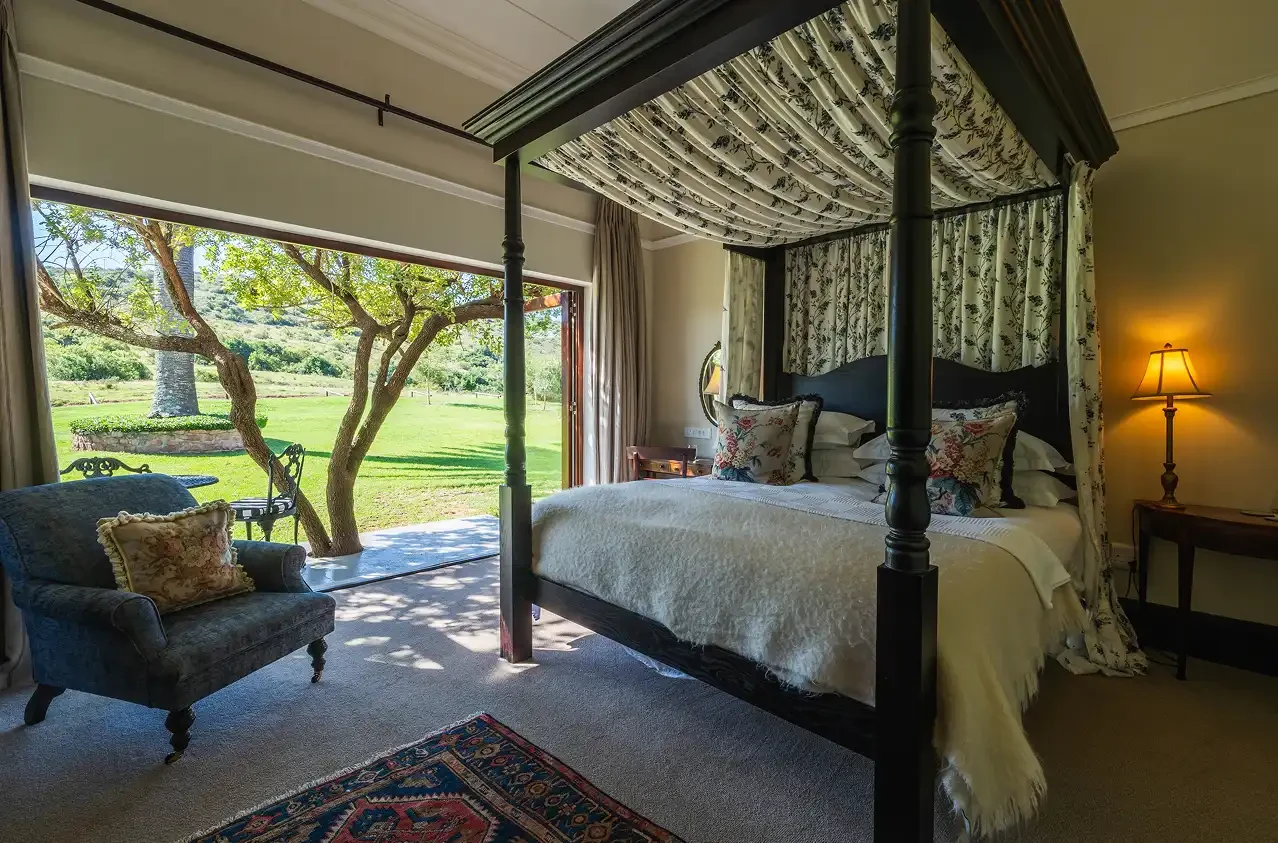 Mills Manor four-poster bedroom suite