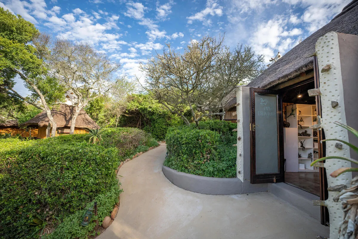 Garden pathway between the thatched suites in the Safari Lodge grounds